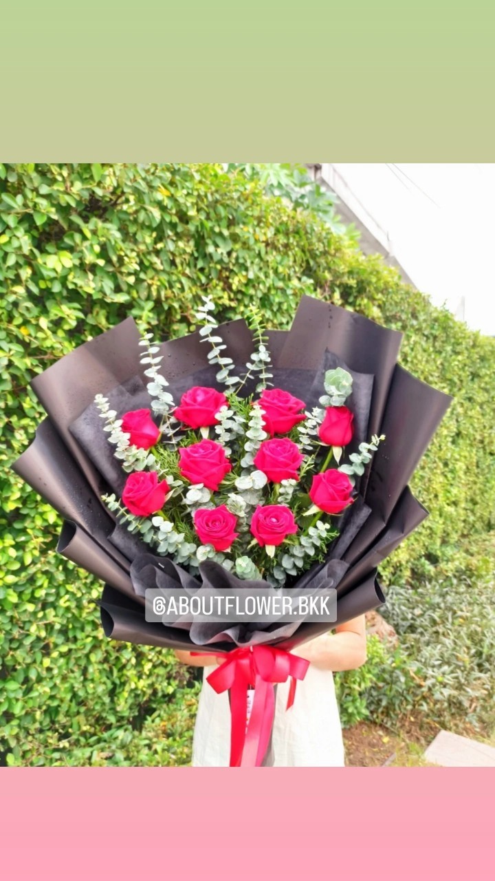 Congratulations Bouquet ช่อดอกกุหลาบสีแดง นำเข้า คัด Size จำนวน 8-10 ดอก พร้อมตกแต่ง สามารถเปลี่ยนสีได้