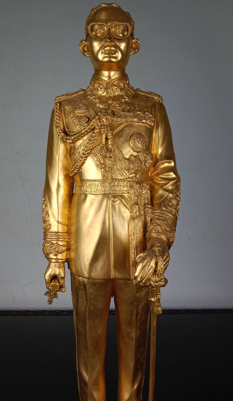 9.พระบรมรูปหล่อโลหะในหลวงรัชกาลที่9 พระบาทสมเด็จพระปรมินทรมหาภูมิพลอดุลยเดช(ทอง)