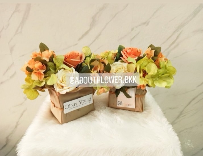 Artificial Flower ดอกไม้ประดิษฐ์ ประดับโต๊ะ โทน เขียว-ส้ม 2 ช่อ พร้อมตกแต่ง สามารถเปลี่ยนสีได้