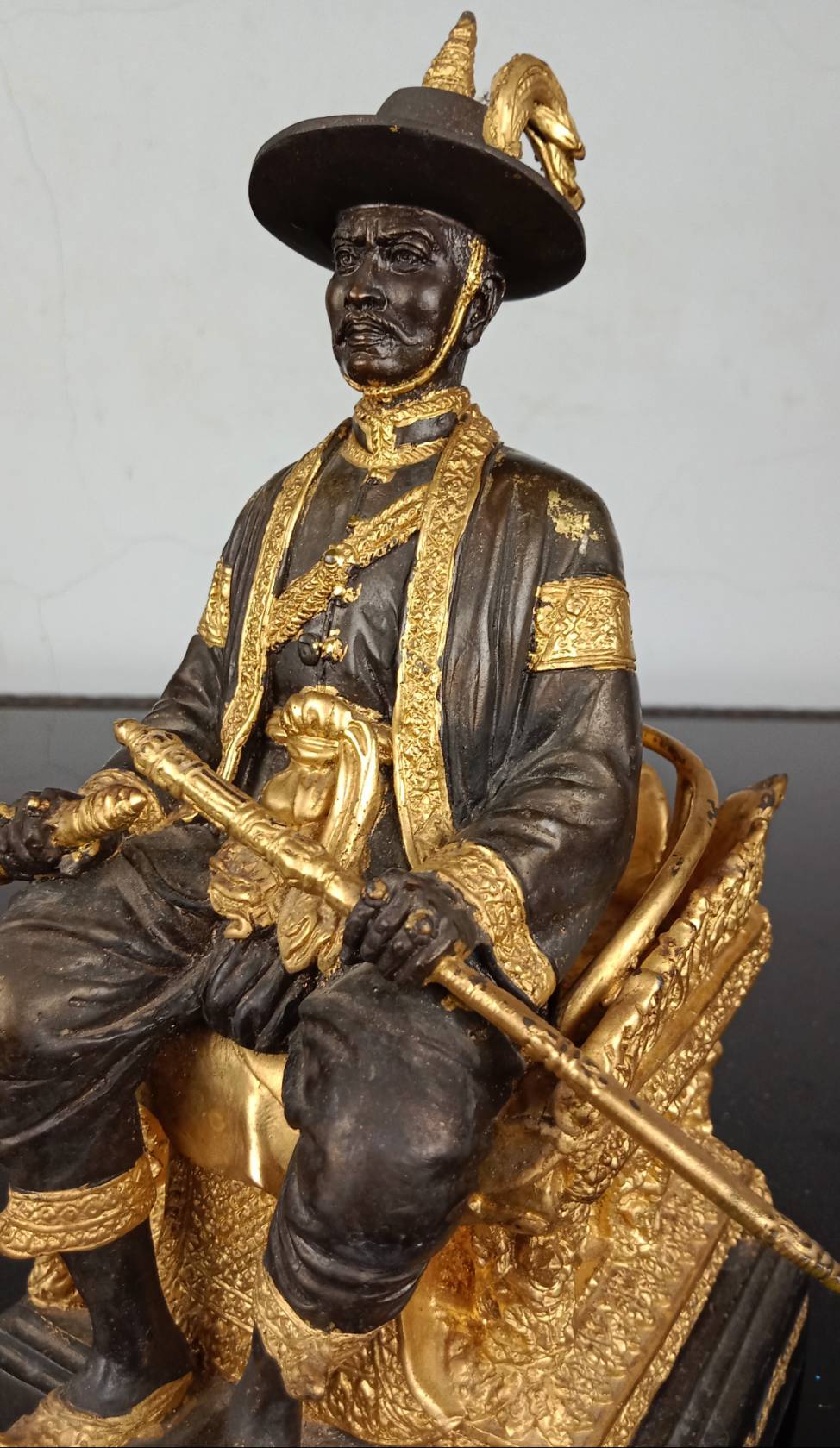 424.พระบรมรูปหล่อสมเด็จพระเจ้าตากสินมหาราช ทรงประทับนั่งบัลลังก์