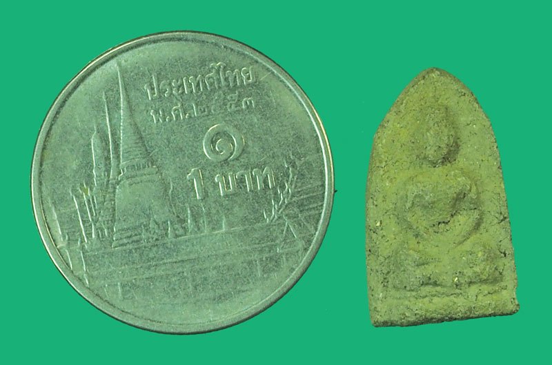 A5364 พระชัยวัฒน์ครึ่งซีก เนื้อดินผสมผง ไม่ทราบที่ และปีสร้าง 3