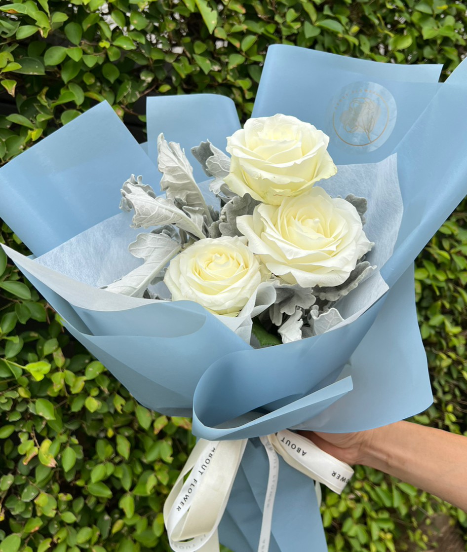 Birthday Bouquet ช่อดอกกุหลาบจีน สีขาว คัดเกรด จำนวน 3 ดอก พร้อมตกแต่ง สามารถเปลี่ยนสีได้