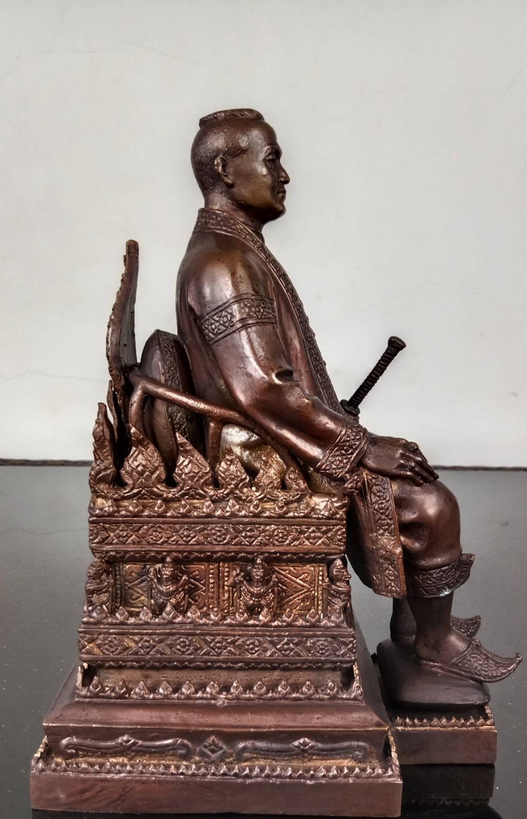 564.พระบรมรูปหล่อในหลวงรัชกาลที่ 3 พระบาทสมเด็จพระปรมาธิวรเสรฐมหาเจษฎาบดินทรฯ พระนั่งเกล้าเจ้าอยู่หัว ทรงประทับบนพระที่นั่งราชยานพุดตานทอง