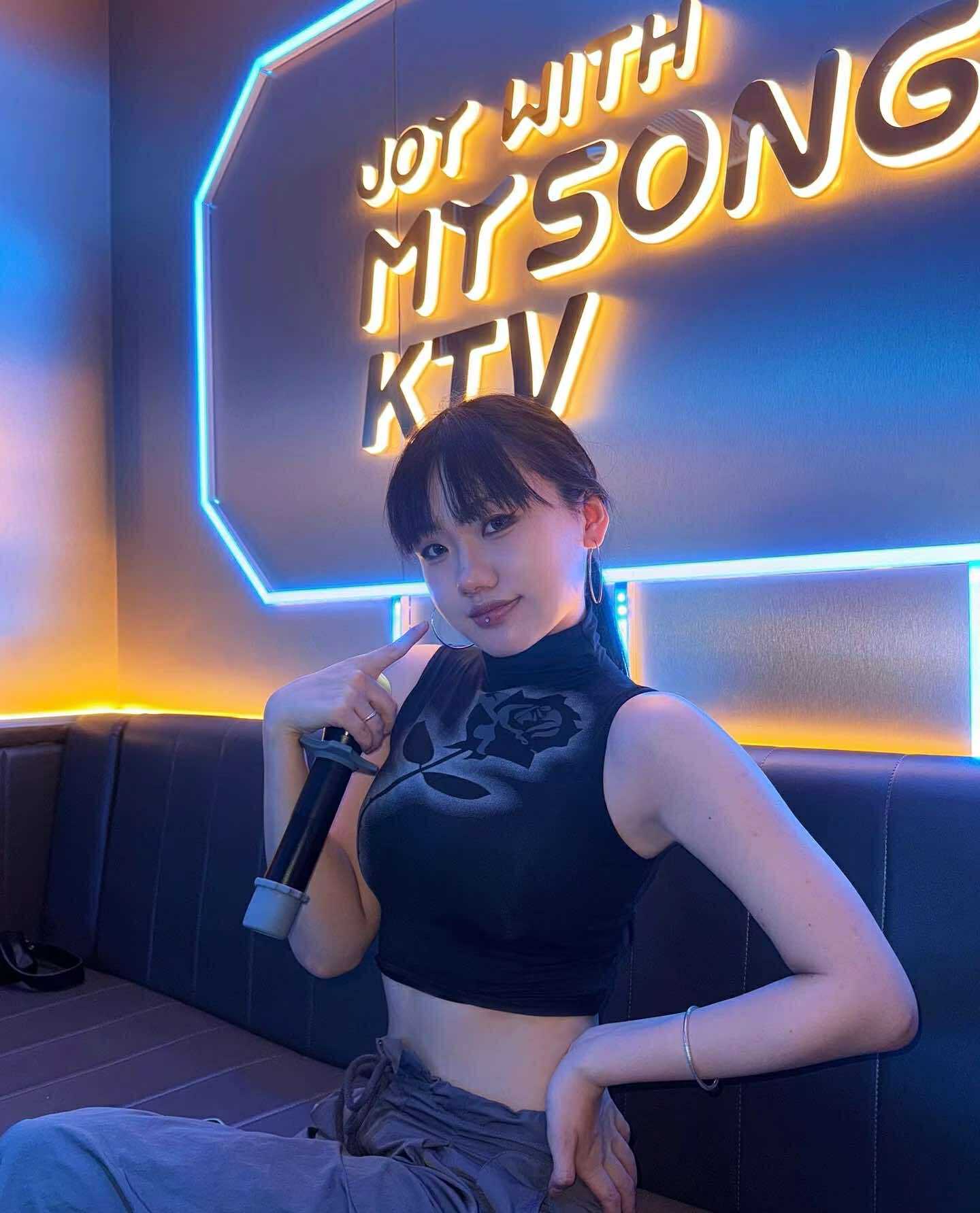 เสื้อยืดแขนกุด คอเต่า กุหลาบ CN825 พร้อมส่งในไทย