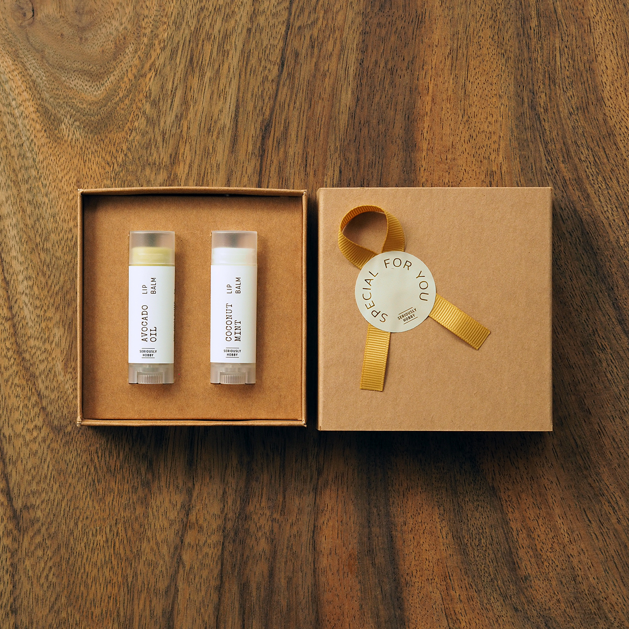 SET 04 ‘Lip Balm’ / ชุดของขวัญ ‘ลิปบาล์ม’ มากกว่าหมื่นล้านคำพูด คือให้ริมฝีปากนุ่มชุ่มชื้นกับคนที่คุณรัก