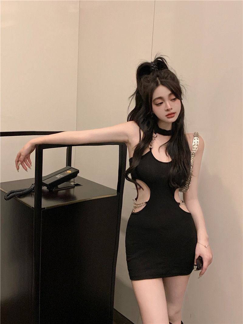 เดรสสายเดี่ยว เว้าเอว แต่งโซ่ รหัส CN2029