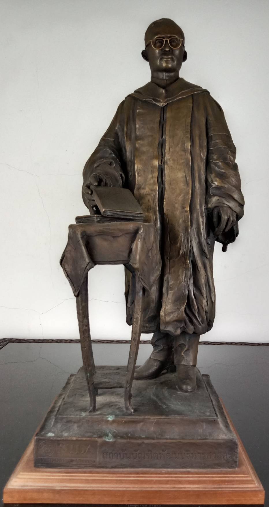 112.พระบรมรูปหล่อในหลวงรัชกาลที่9 พระบาทสมเด็จพระปรมินทรมหาภูมิพลอดุลยเดช ฉลองพระองค์ครุยดุษฎีบัณฑิตกิตติมศักดิ์ของสถาบันบัณฑิตพัฒนบริหารศาสตร์ ประทับยืน