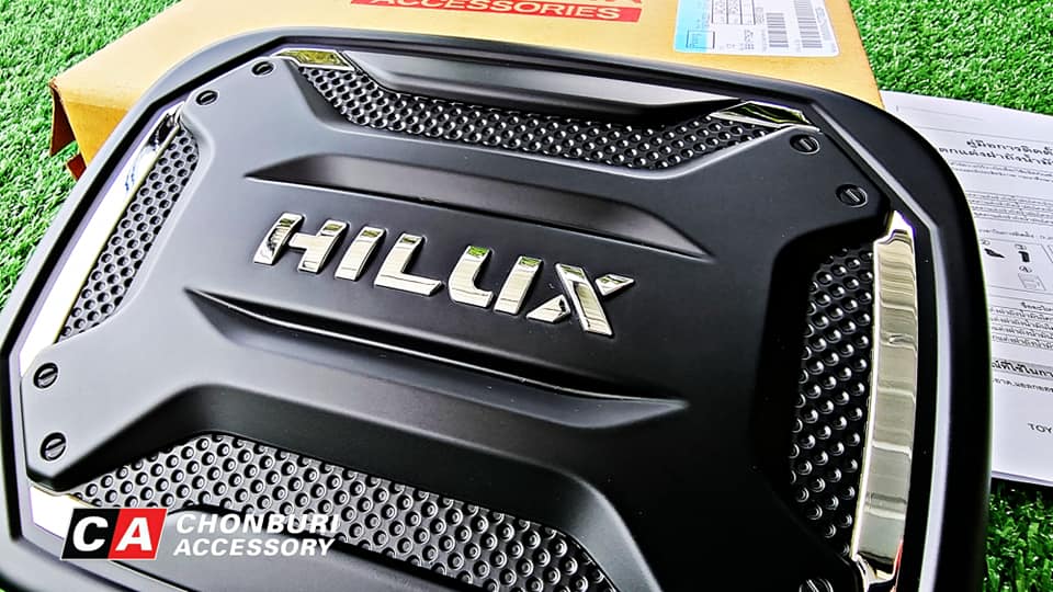 ชุดแต่งฝาปิดถังน้ำมันแท้ Toyota ฟอร์จูนเนอร์