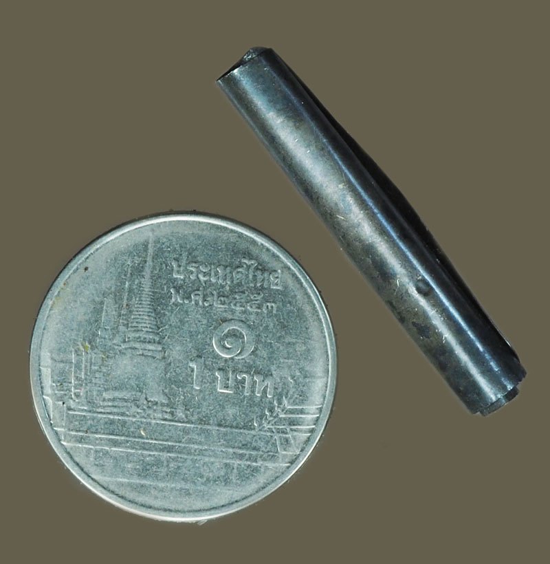 A5768 ตะกรุดทำด้วยเงิน ไม่ทราบอาจารย์ ขนาดตามภาพเปรียบเทียบกับเหรียญ 1 บาท 12