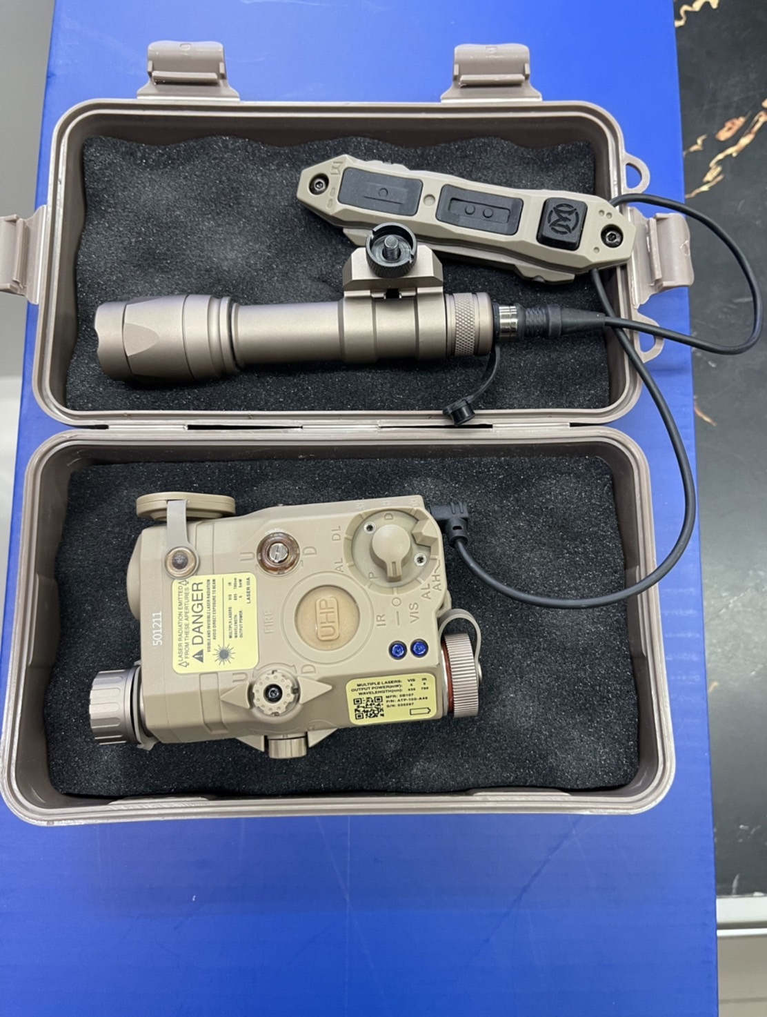 กล่องไฟฉายเลเซอร์+ไฟฉาย สีทราย