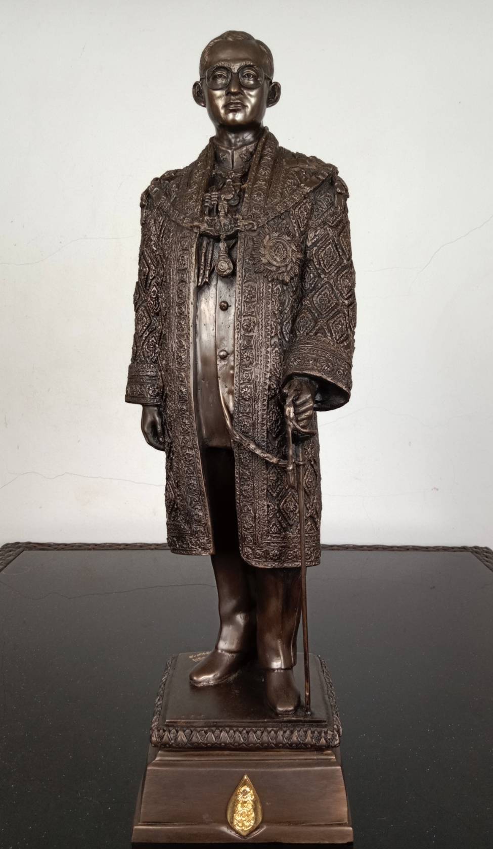 579.พระบรมรูปหล่อในหลวงรัชกาลที่ 9 พระบาทสมเด็จพระปรมินทรมหาภูมิพลอดุลยเดช (รมดำ)