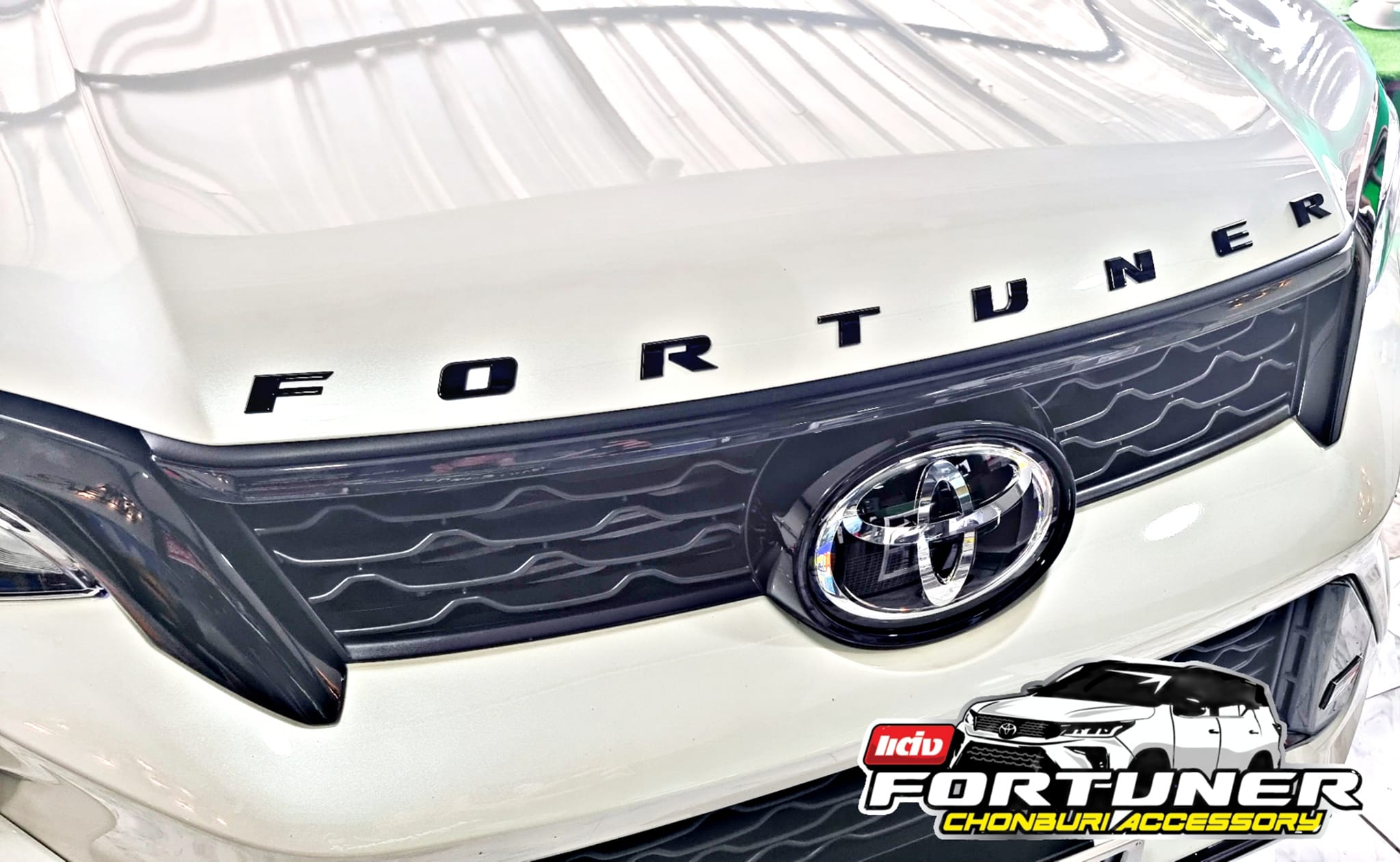 โลโก้หน้ารถ Fortuner สีโครเมี่ยม