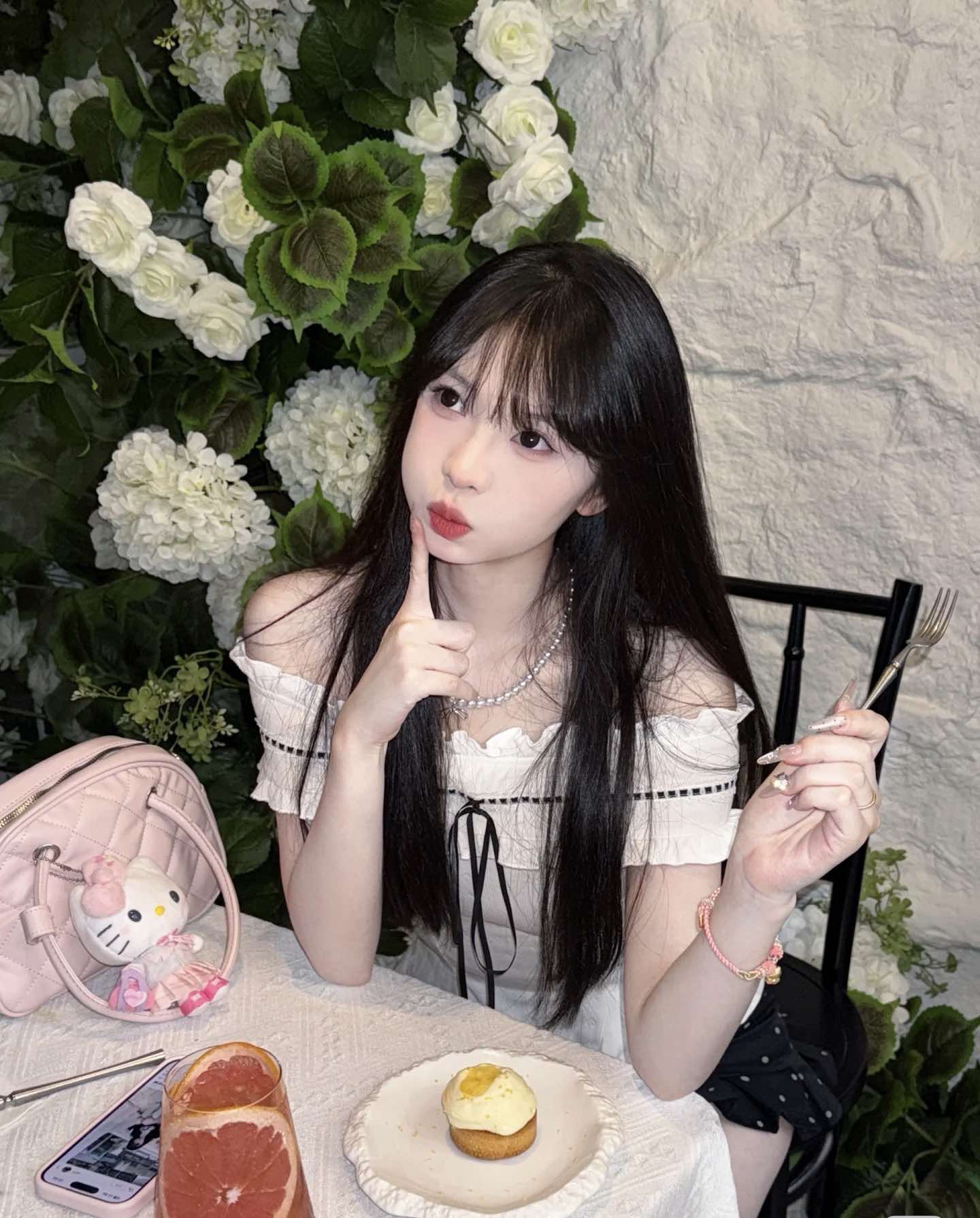 ส่งด่วนในไทยเสื้้อครอป ขาว ปาดไหล่ โบว์ดำ พร้อมส่ง CN8111