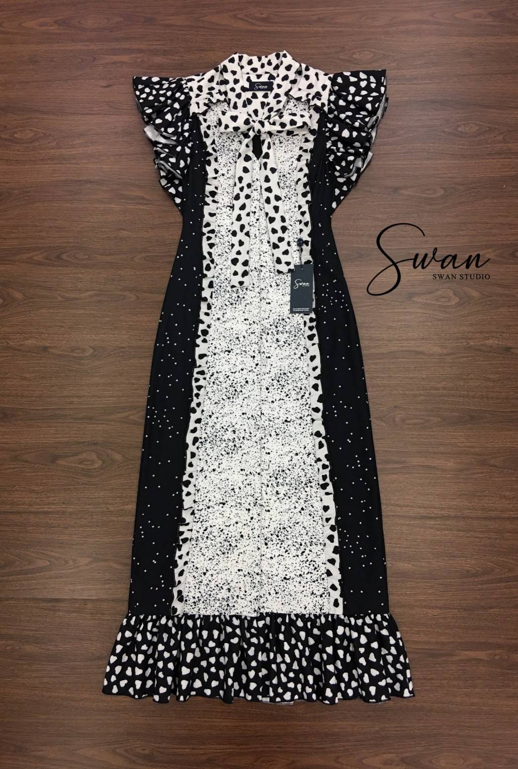 🌸 XS 🌸SWAN แม็กซี่เดรสสีขาวดำลายหัวใจ แขนแต่งระบายเป็นเลเยอร์