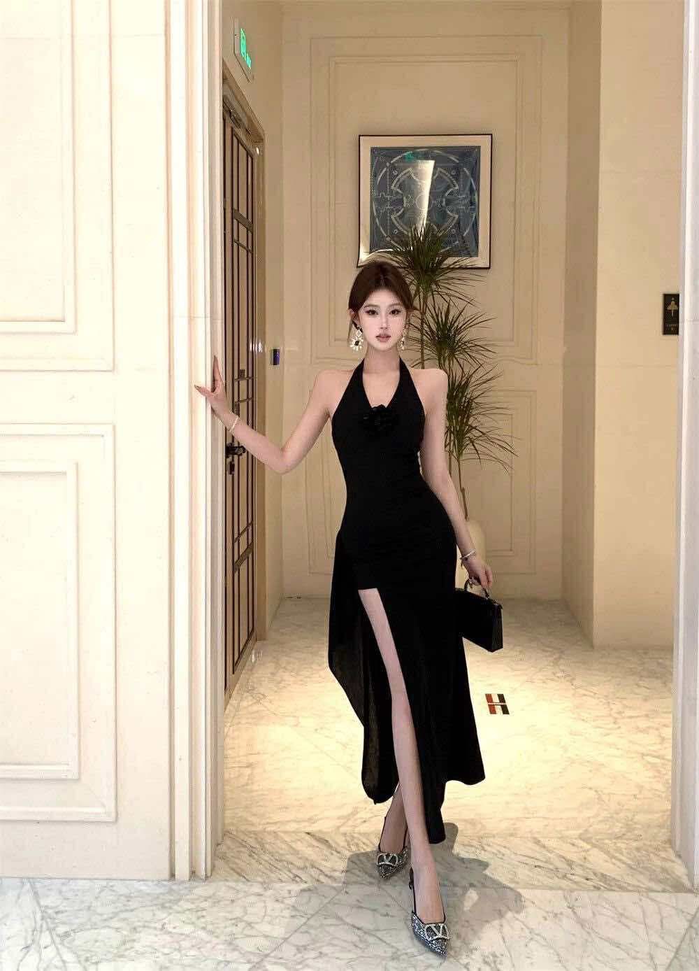 ชุดเดรสยาว สีดำ คล้องคอ เเหวกข้าง เซ็กซี่ CN1637