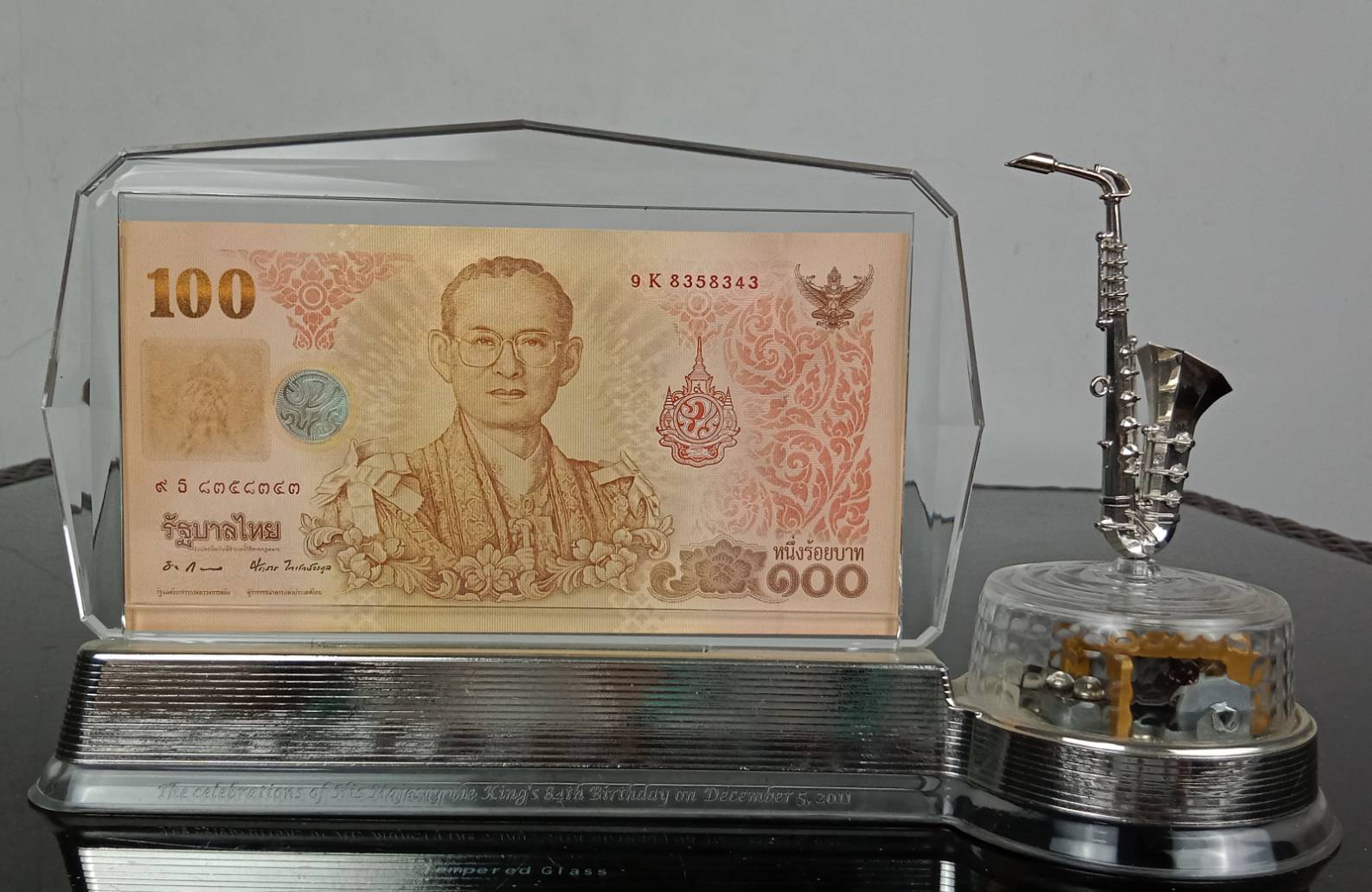 480.กล่องดนตรีเพลงพระราชนิพนธ์พร้อมธนบัตรเฉลิมพระเกียรติพระบาทสมเด็จพระเจ้าอยู่หัวรัชกาลที่9 เนื่องในวโรกาสพระราชพิธีมหามงคลเฉลิมพระชนมพรรษา 84 พรรษา 5 ธันวาคม พ.ศ.2554