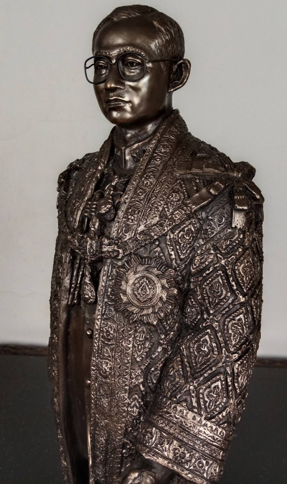 579.พระบรมรูปหล่อในหลวงรัชกาลที่ 9 พระบาทสมเด็จพระปรมินทรมหาภูมิพลอดุลยเดช (รมดำ)