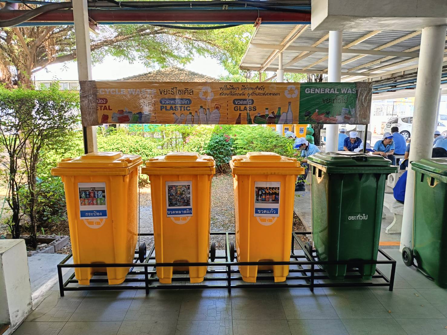 แท่นวางถังขยะ กทม. 240 ลิตร ขนาด 4 ช่อง มีป้ายแผงหลัง