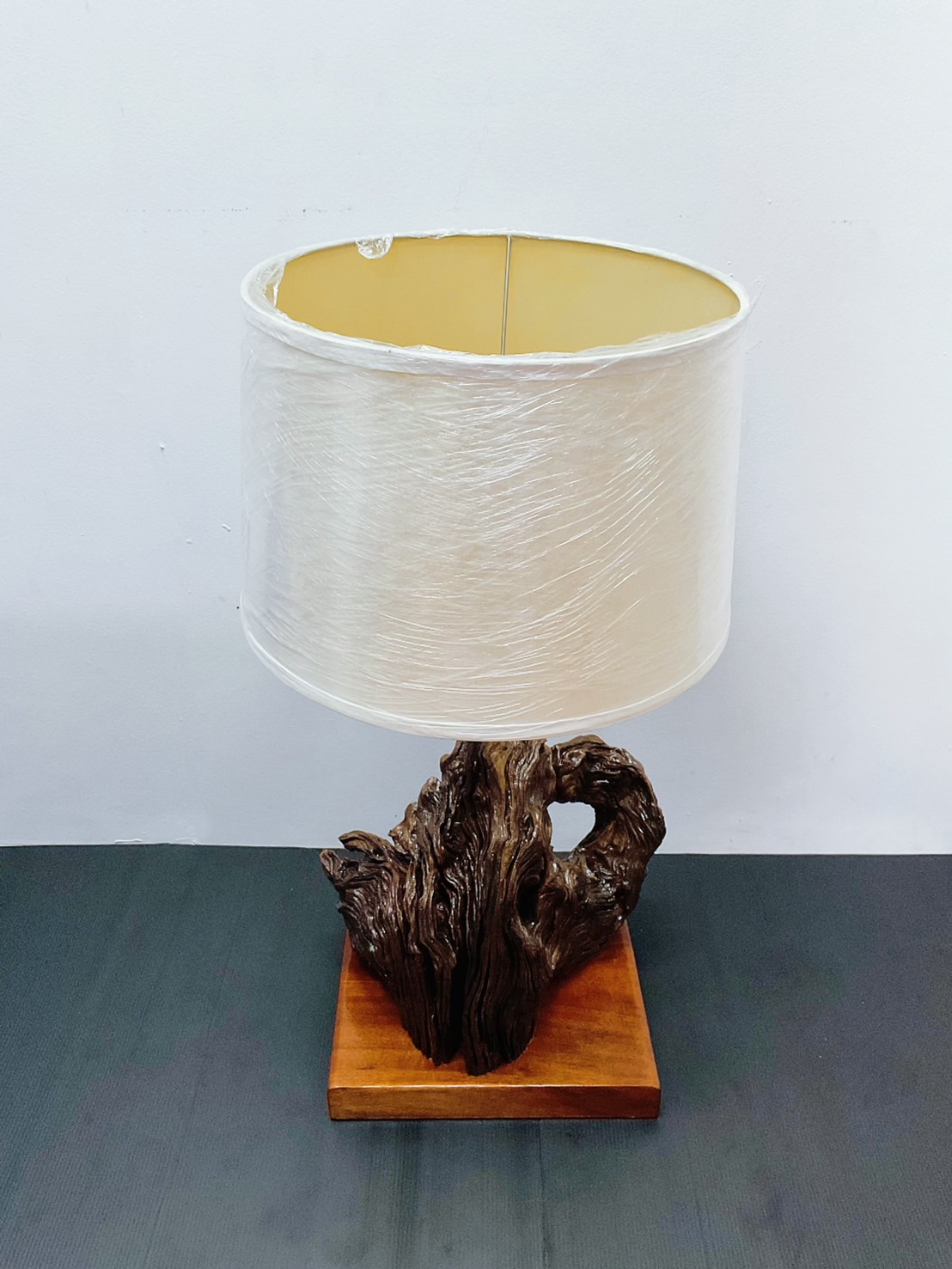 โคมไฟตั้งโต๊ะ แก่นรากไม้ สินค้า Handmade มีชิ้นเดียว Table lamp WOOD LED E27X1