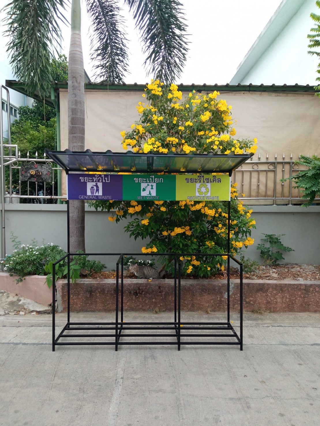 แท่นวางถังขยะ กทม. 120 ลิตร ขนาด 3 ช่อง มีป้ายแผงหลัง