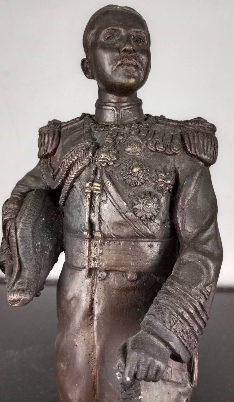 169.พระบรมรูปหล่อในหลวงรัชกาลที่5 พระบาทสมเด็จพระปรมินทรมหาจุฬาลงกรณ์ พระจุลจอมเกล้าเจ้าอยู่หัว ฉลองพระองค์เครื่องแบบจอมทัพเรือเต็มยศ ทรงประทับยืน ที่ระลึกครบรอบ 100 ปี กรมอู่ทหารเรือ เมื่อปี พ.ศ.2533