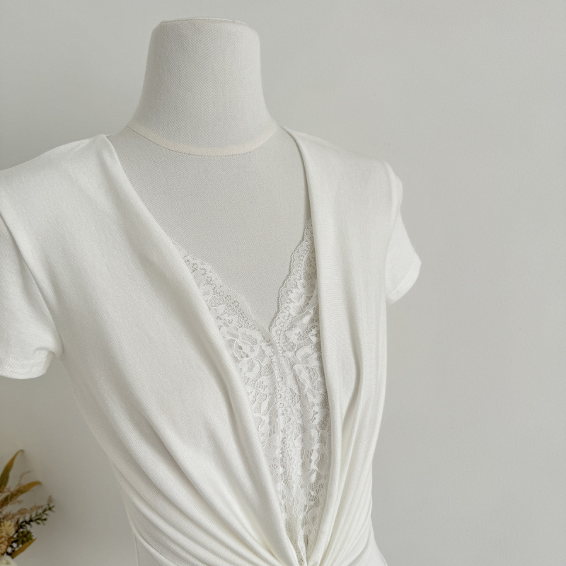 ส่งด่วนในไทย เสื้้อบอดี้สูท แต่งขอบลูกไม้ แหวกหน้าอก พร้อมส่ง CN7561