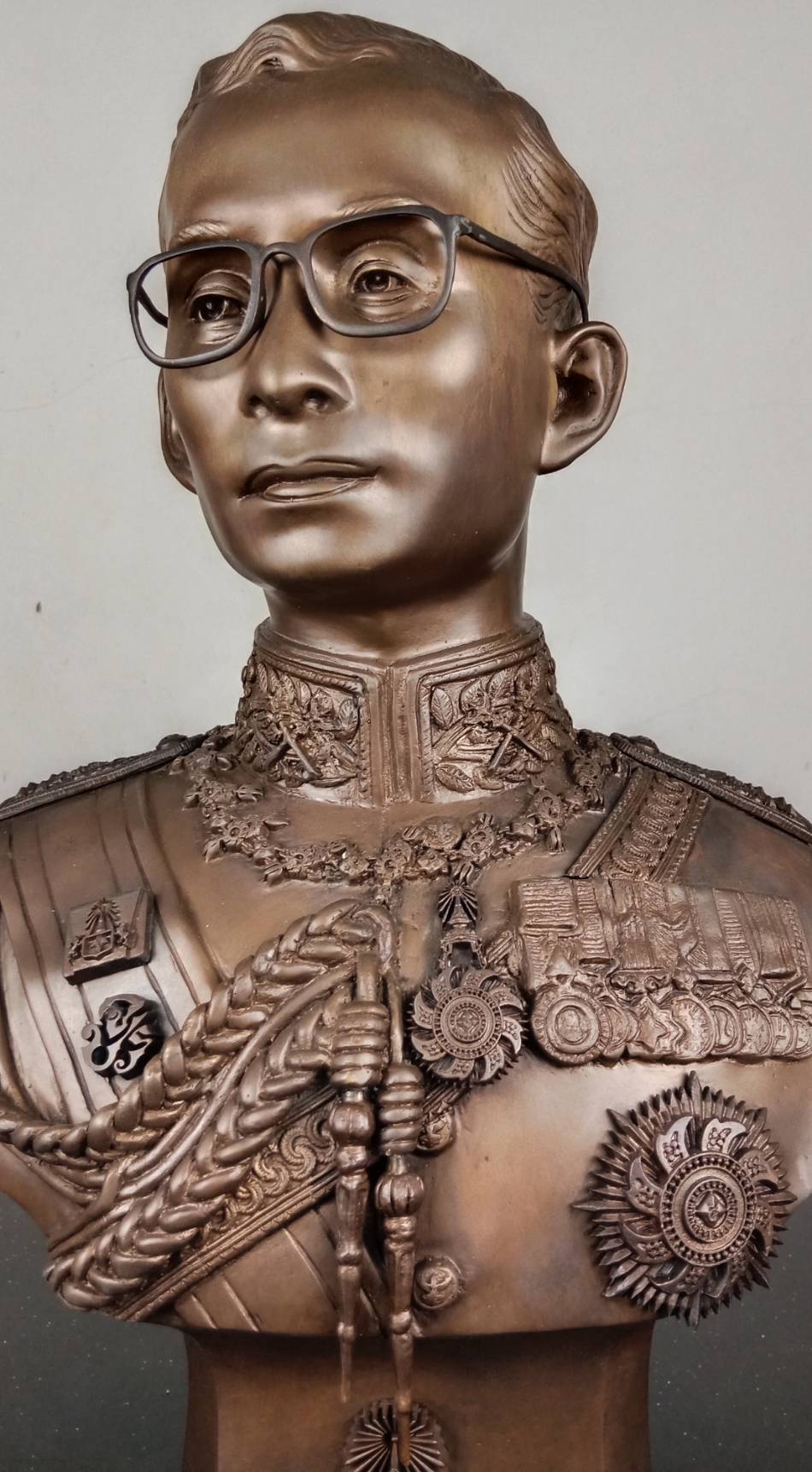 499.พระบรมรูปหล่อครึ่งพระองค์ในหลวงรัชกาลที่ 9 พระบาทสมเด็จพระปรมินทรมหาภูมิพลอดุลยเดช