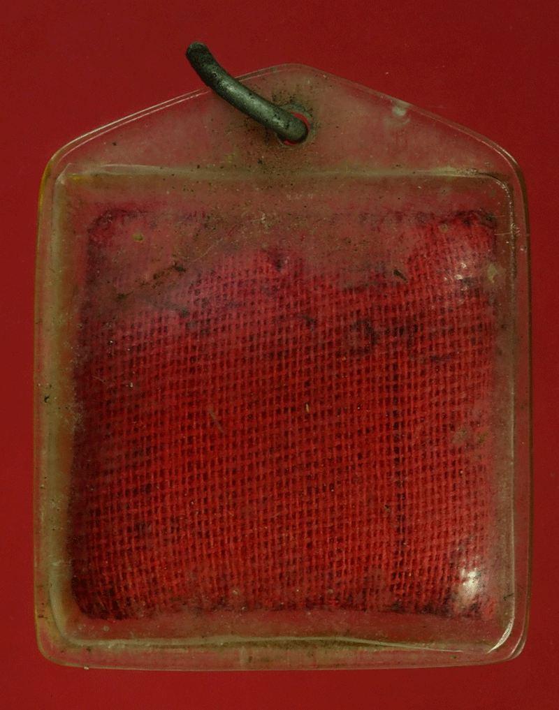 ฺB2853 ผ้ายันต์แดง เลี่ยมพลาสติกเก่า ไม่ทราบที่และปีสร้าง 12