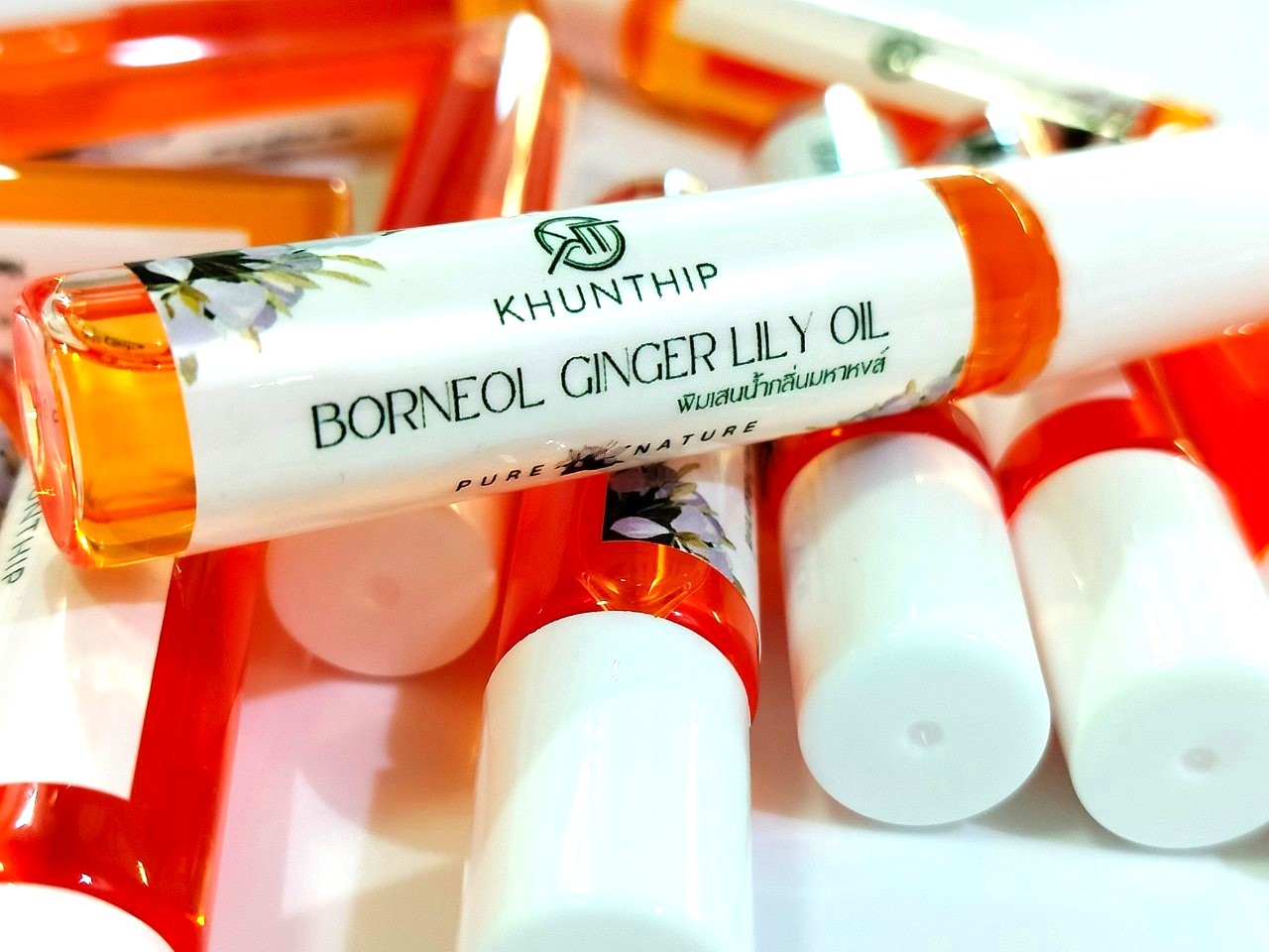 พิมเสนแท้ชนิดน้ำ กลิ่นมหาหงส์ คุณทิพย์ 10 มล. (Khunthip Ginger Lily Camphor Borneol 10ml) ในรูปแบบโรลออน