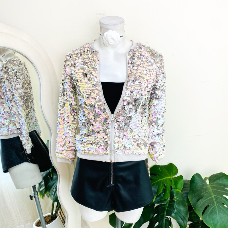 ไซด์ XS แบรนด์ magic แท้ 100%🌸แจ็คเก็ต Jackets เบสบอล เสื้อคาร์ดิแกน งานเกล็ดวิบวับ สีขาว/เงิน ใส่ออกงาน ชุดปาร์ตี้