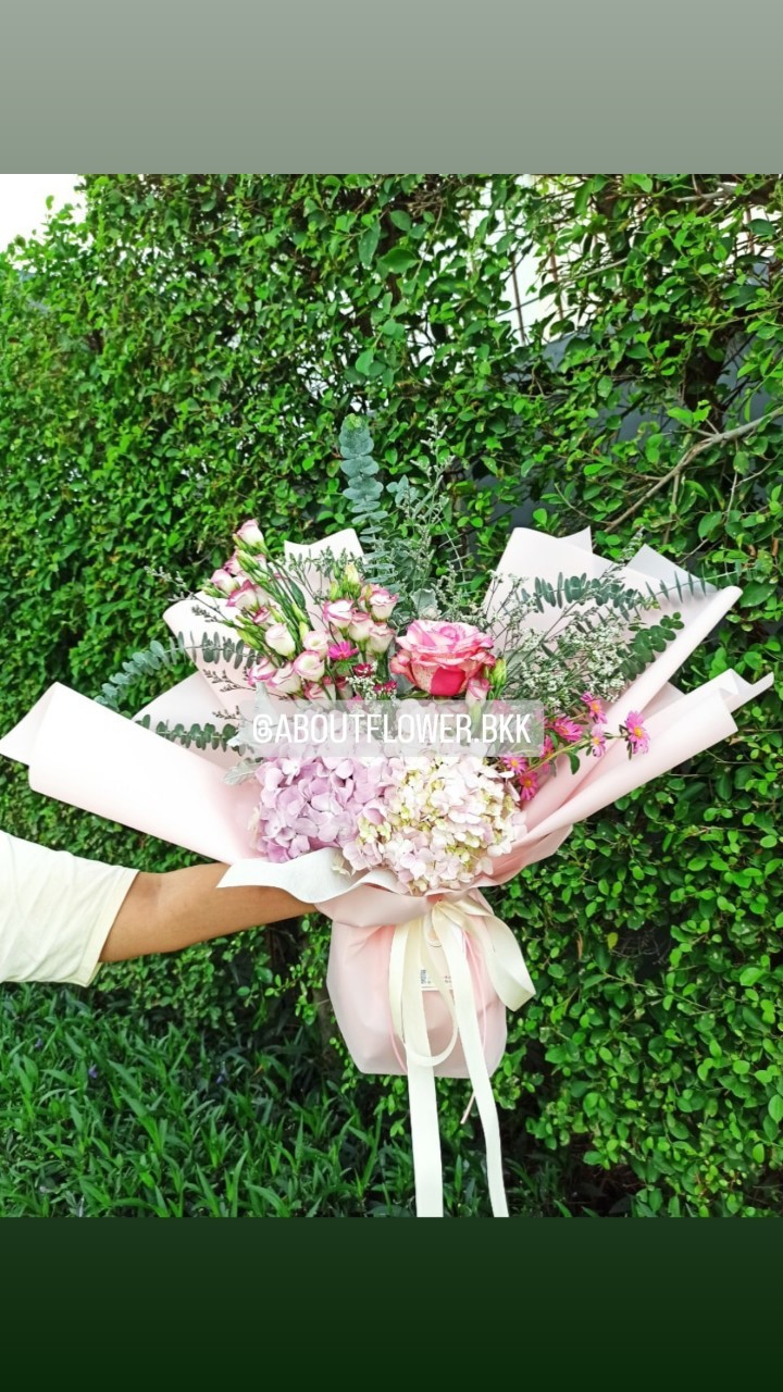 Get Well Soon Medium Bouquet เยี่ยมไข้ ช่อดอกกุหลาบ พร้อม ดอกไฮเดรนเยีย พร้อมตกแต่ง สามารถเปลี่ยนสีได้