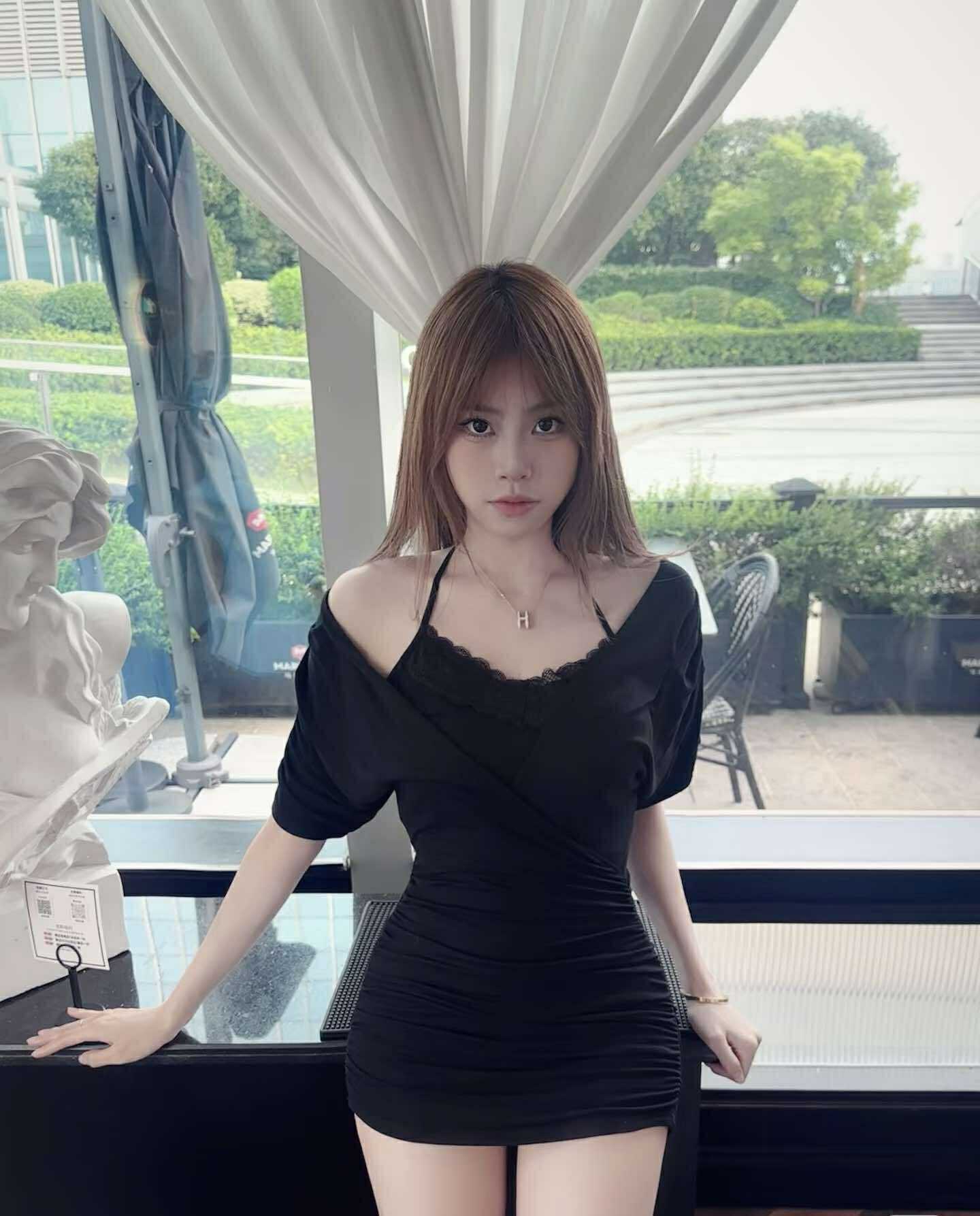 ชุดเดรสสั้น ดีเทลสายเดี่ยวแขนปาดไหล่ พร้อมส่งด่วนในไทย