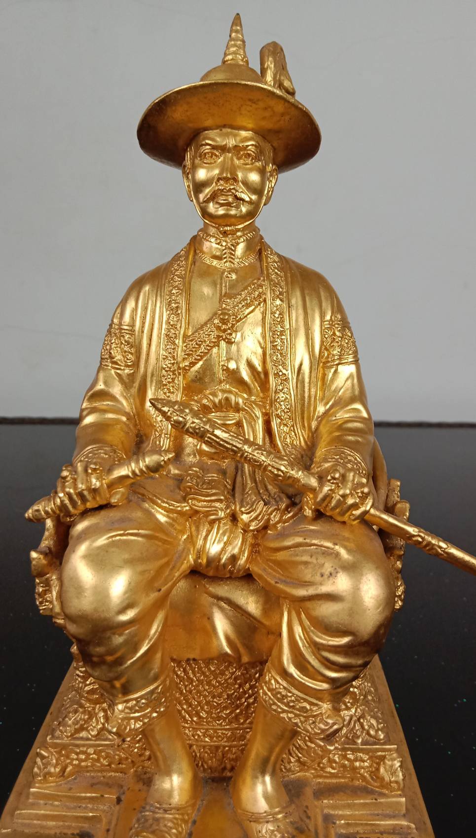 593.พระบรมรูปหล่อสมเด็จพระเจ้าตากสินมหาราช ทรงประทับนั่งบัลลังก์