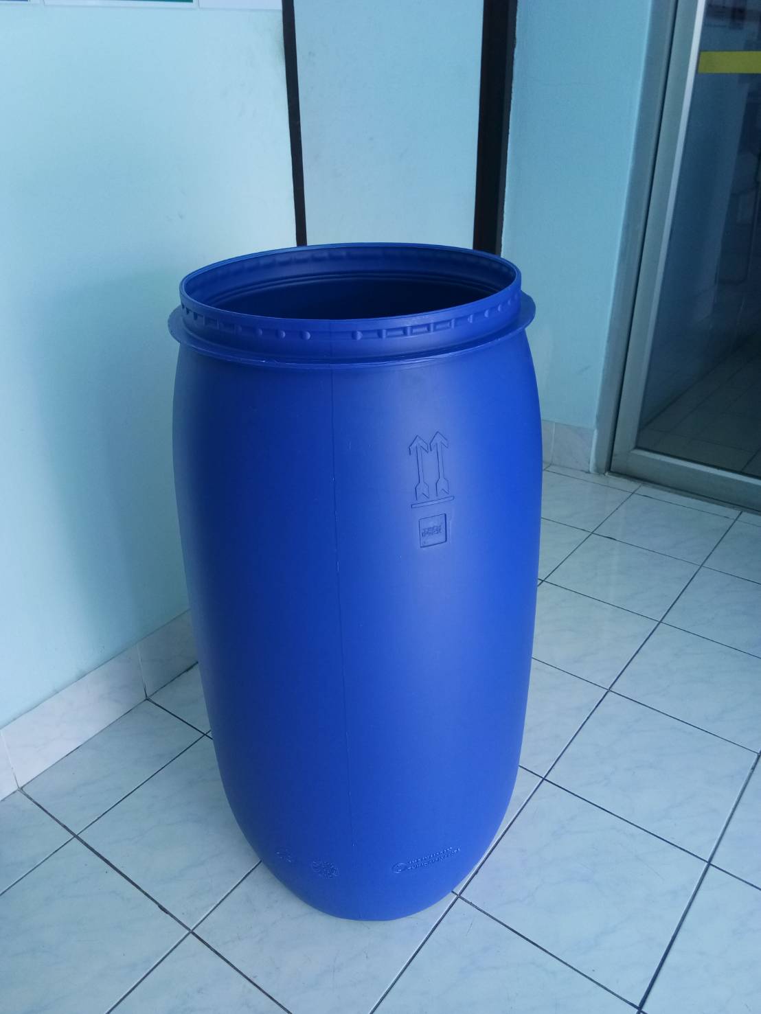 ถังขยะทรงกระบอก ความจุ 150 ลิตร มีฝาสีดำ