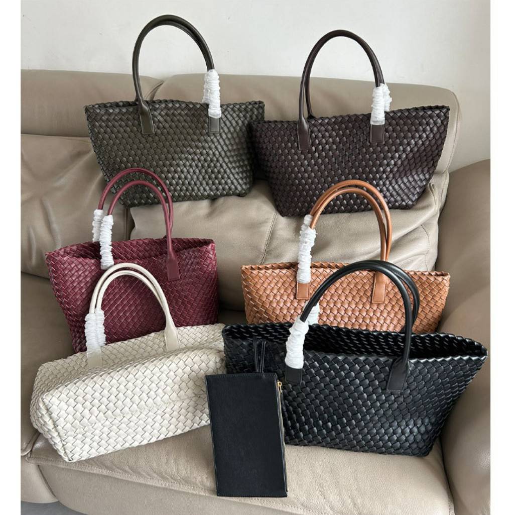 [พรีออเดอร์] กระเป๋าสานหนังแท้ สไตล์ Bottega V**ta รุ่นฮิต ไม่มีโลโก้