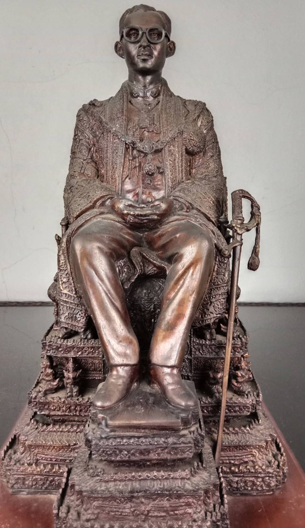 48.พระบรมรูปหล่อในหลวงรัชกาลที่9 พระบาทสมเด็จพระปรมินทรมหาภูมิพลอดุลยเดช ทรงประทับบนพระที่นั่งราชยานพุดตานทอง