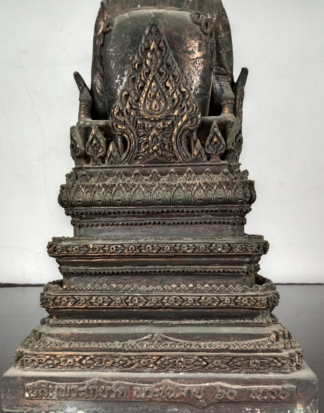 32.พระบรมรูปหล่อในหลวงรัชกาลที่9 พระบาทสมเด็จพระปรมินทรมหาภูมิพลอดุลยเดช ทรงประทับบนพระที่นั่งราชยานพุดตานทอง