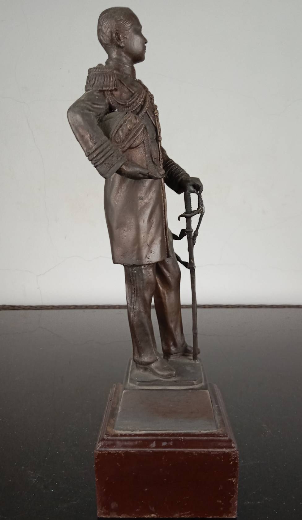 169.พระบรมรูปหล่อในหลวงรัชกาลที่5 พระบาทสมเด็จพระปรมินทรมหาจุฬาลงกรณ์ พระจุลจอมเกล้าเจ้าอยู่หัว ฉลองพระองค์เครื่องแบบจอมทัพเรือเต็มยศ ทรงประทับยืน ที่ระลึกครบรอบ 100 ปี กรมอู่ทหารเรือ เมื่อปี พ.ศ.2533