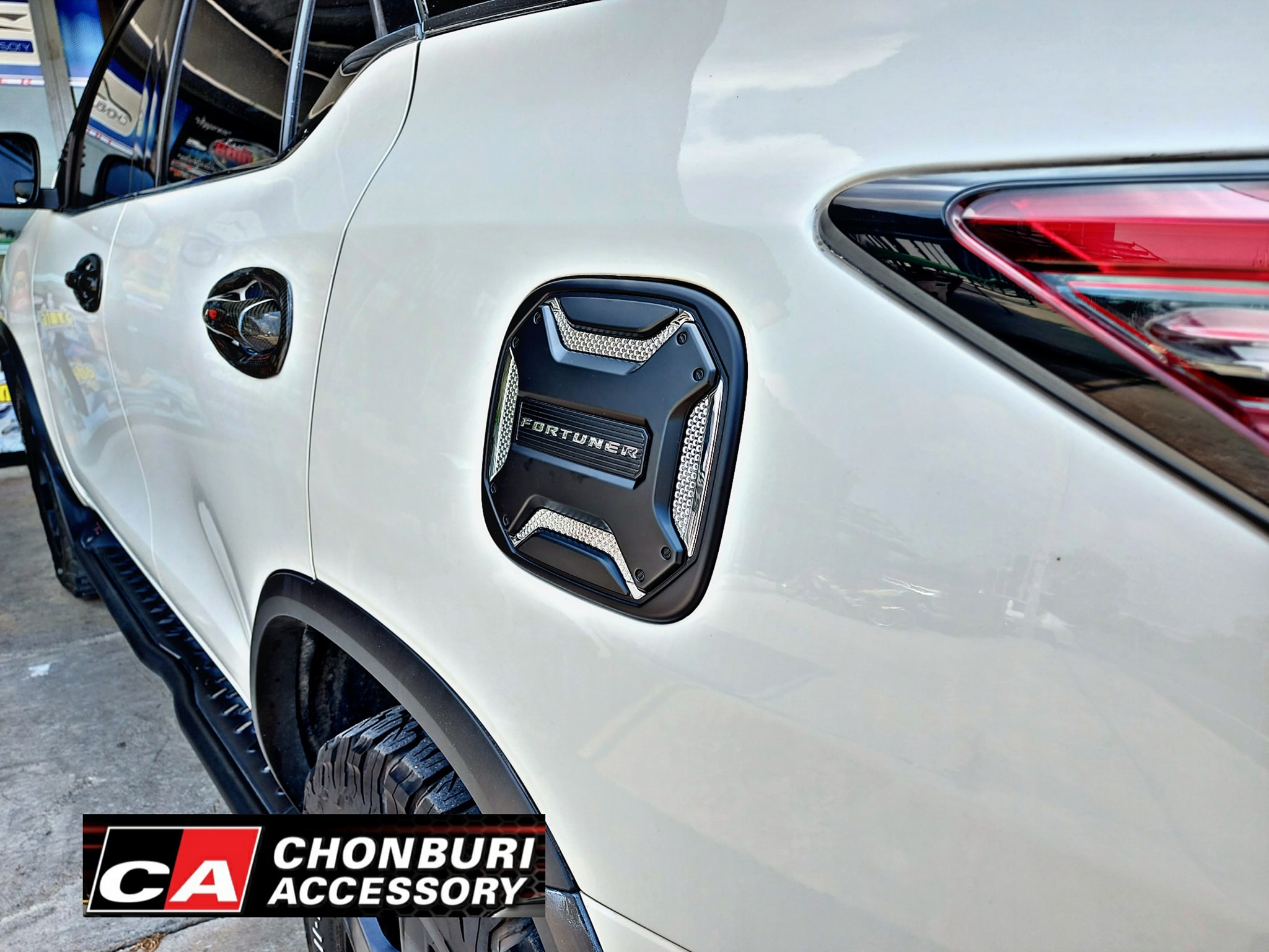 ชุดแต่งฝาปิดถังน้ำมันแท้ Toyota ฟอร์จูนเนอร์