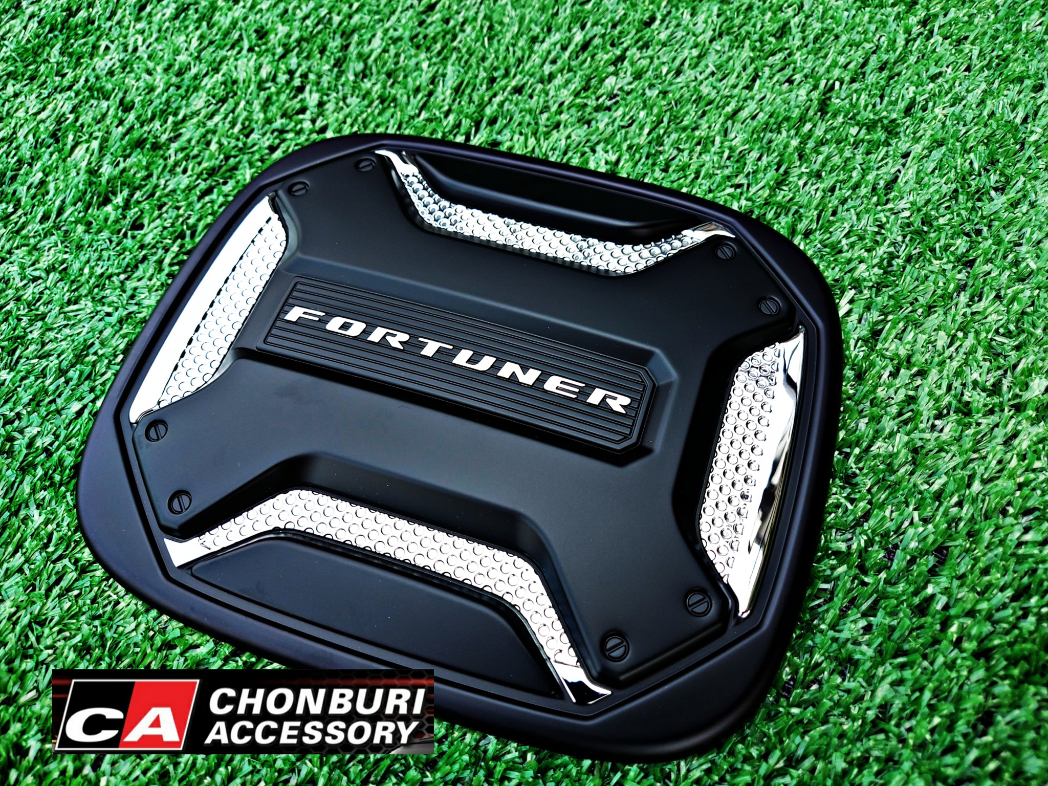 ชุดแต่งฝาปิดถังน้ำมันแท้ Toyota ฟอร์จูนเนอร์