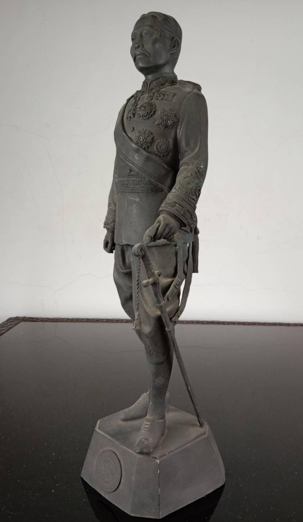 31.พระบรมรูปหล่อในหลวงรัชกาลที่5 พระบาทสมเด็จพระจุลจอมเกล้าเจ้าอยู่หัว ทรงยืนฉลองพระองค์ในราชปะแตนประดับเครื่องราชอิสริยาภรณ์ นุ่งผ้าโจงกระเบนสวมรองเท้าหุ้มส้น คาดพระแสงกระบี่