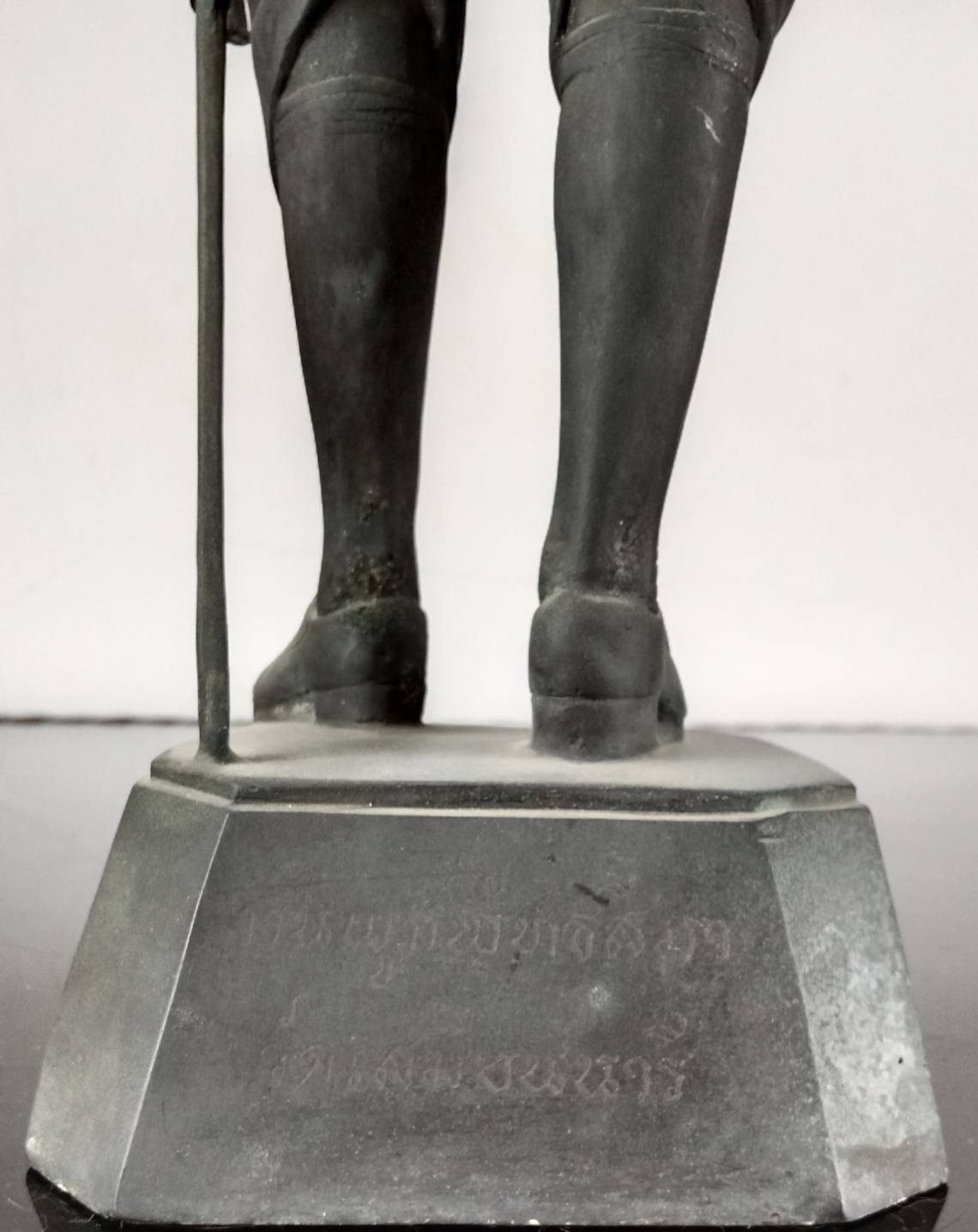 31.พระบรมรูปหล่อในหลวงรัชกาลที่5 พระบาทสมเด็จพระจุลจอมเกล้าเจ้าอยู่หัว ทรงยืนฉลองพระองค์ในราชปะแตนประดับเครื่องราชอิสริยาภรณ์ นุ่งผ้าโจงกระเบนสวมรองเท้าหุ้มส้น คาดพระแสงกระบี่