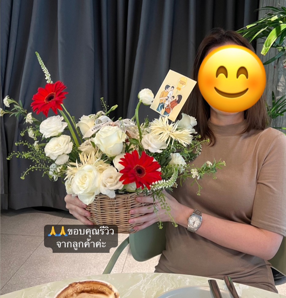 Fresh Flower Basket ตะกร้าหวายดอกไม้สด โทนขาว-แดง พร้อมตกแต่ง สามารถติดรูป 1 ใบ สามารถเปลี่ยนสีได้