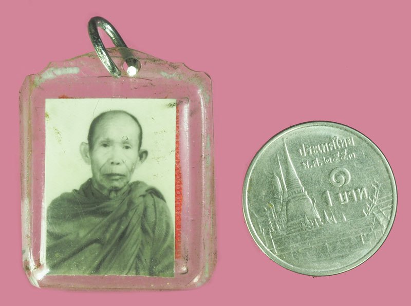 A5549 รูปถ่ายหลังผ้ายันต์แดงมีเส้นเกศา เลี่ยมพลาสติกเดิมจากวัด ไม่ทราบที่ 3