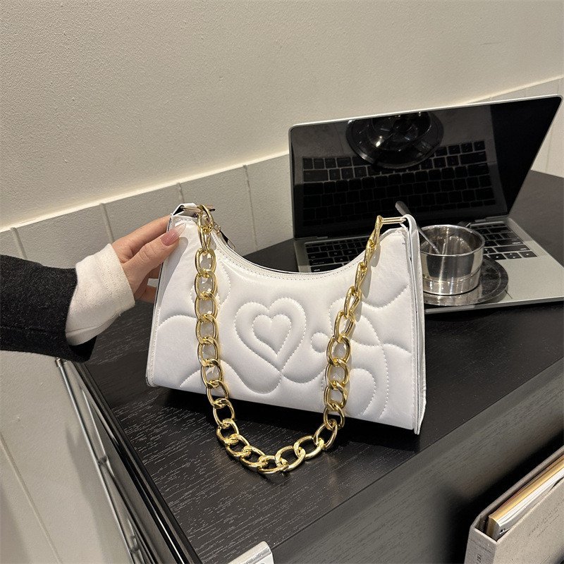 กระเป๋าเย็บลายเส้น หัวใจนูน สายสะพายโซ่ Bag1012