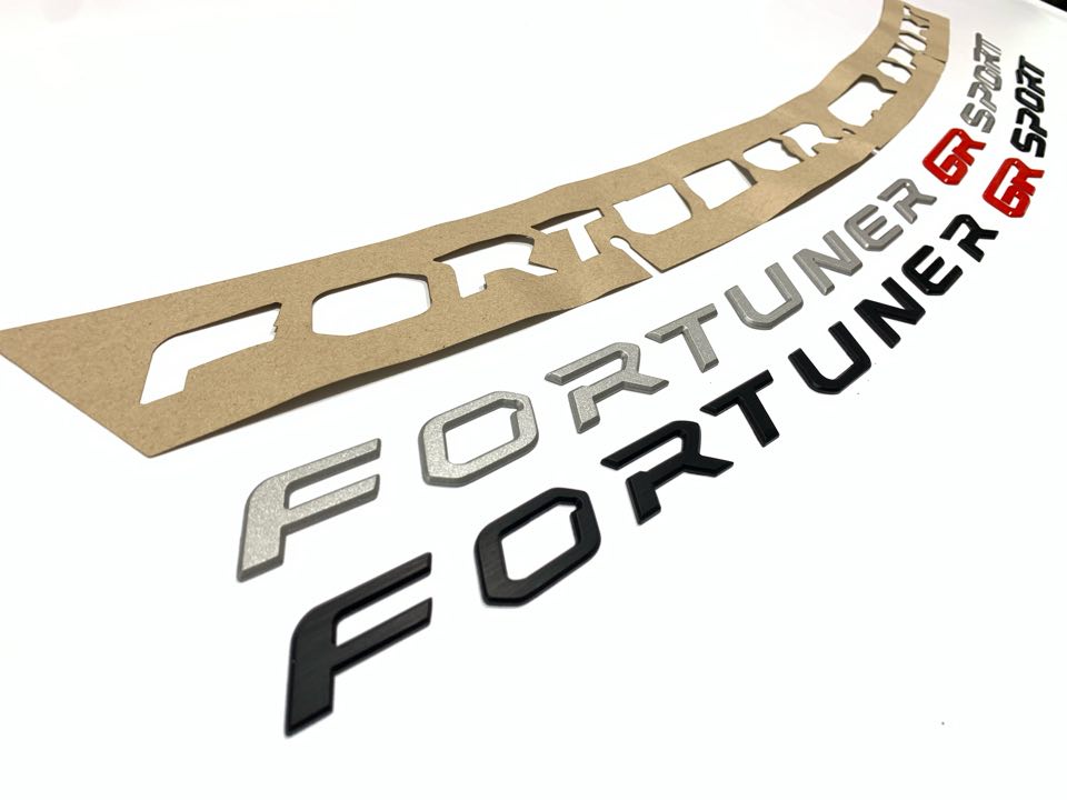 ตัวอักษรฝากระโปรงหน้า GRsport โตโยต้า ฟอร์จูนเนอร์