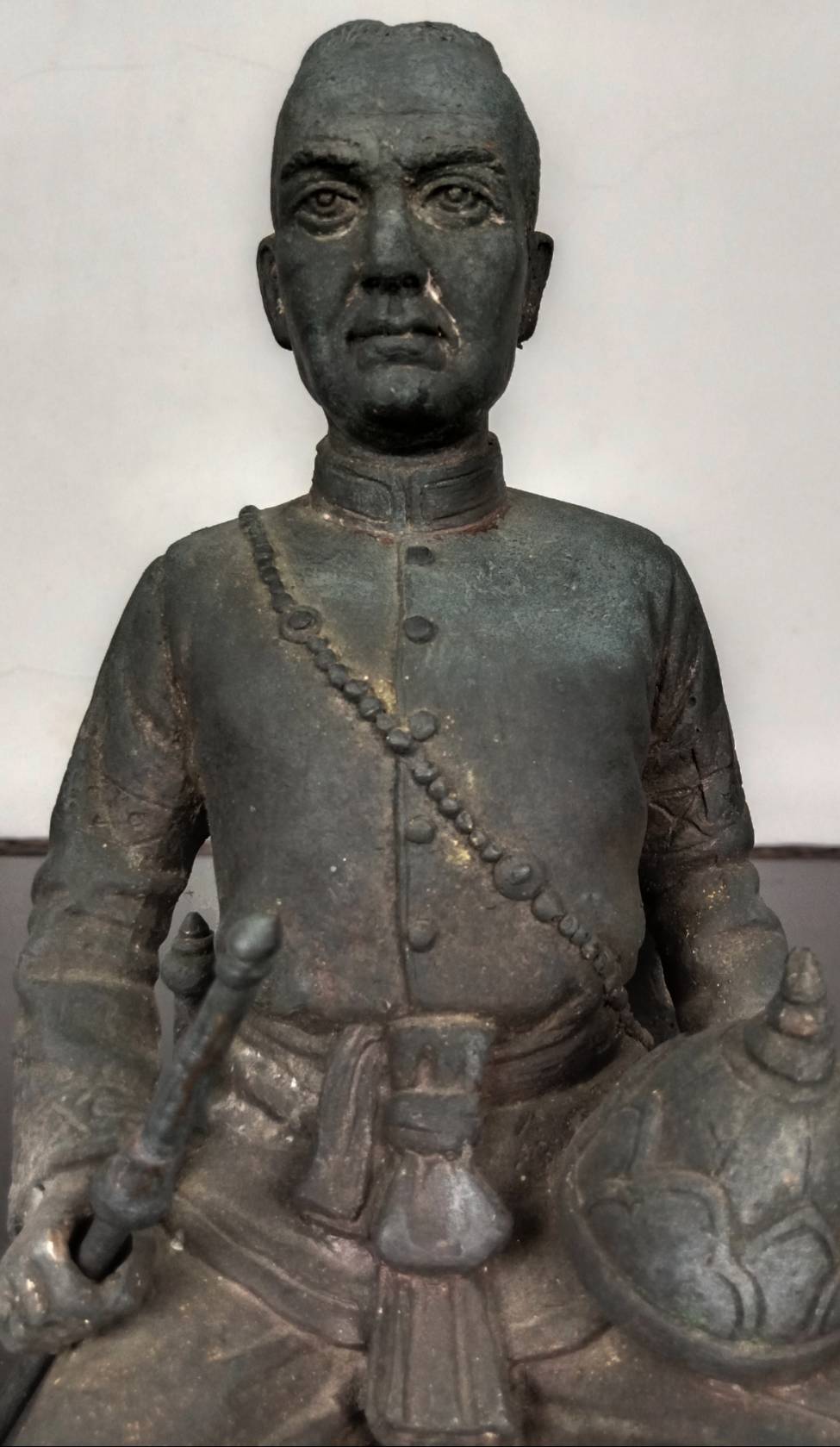 500.พระบรมรูปหล่อสมเด็จพระบวรราชเจ้ามหาสุรสิงหนาท(บุญมา) หรือสมเด็จเจ้าพ่อปากคลองตลาดทรงประทับนั่งบัลลังก์