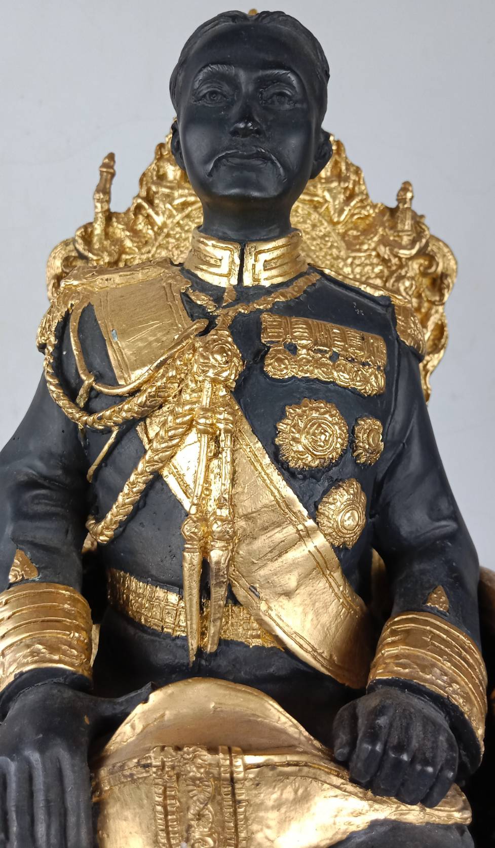 304.พระบรมรูปหล่อในหลวงรัชกาลที่5 พระบาทสมเด็จพระปรมินทรมหาจุฬาลงกรณ์ พระจุลจอมเกล้าเจ้าอยู่หัว ทรงประทับนั่งบัลลังก์