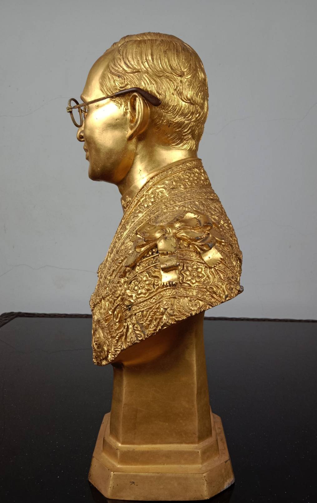 532.พระบรมรูปครึ่งพระองค์ในหลวงรัชกาลที่ 9 พระบาทสมเด็จพระปรมินทรมหาภูมิพลอดุลยเดช ทรงชุดฉลองพระองค์เต็มยศ