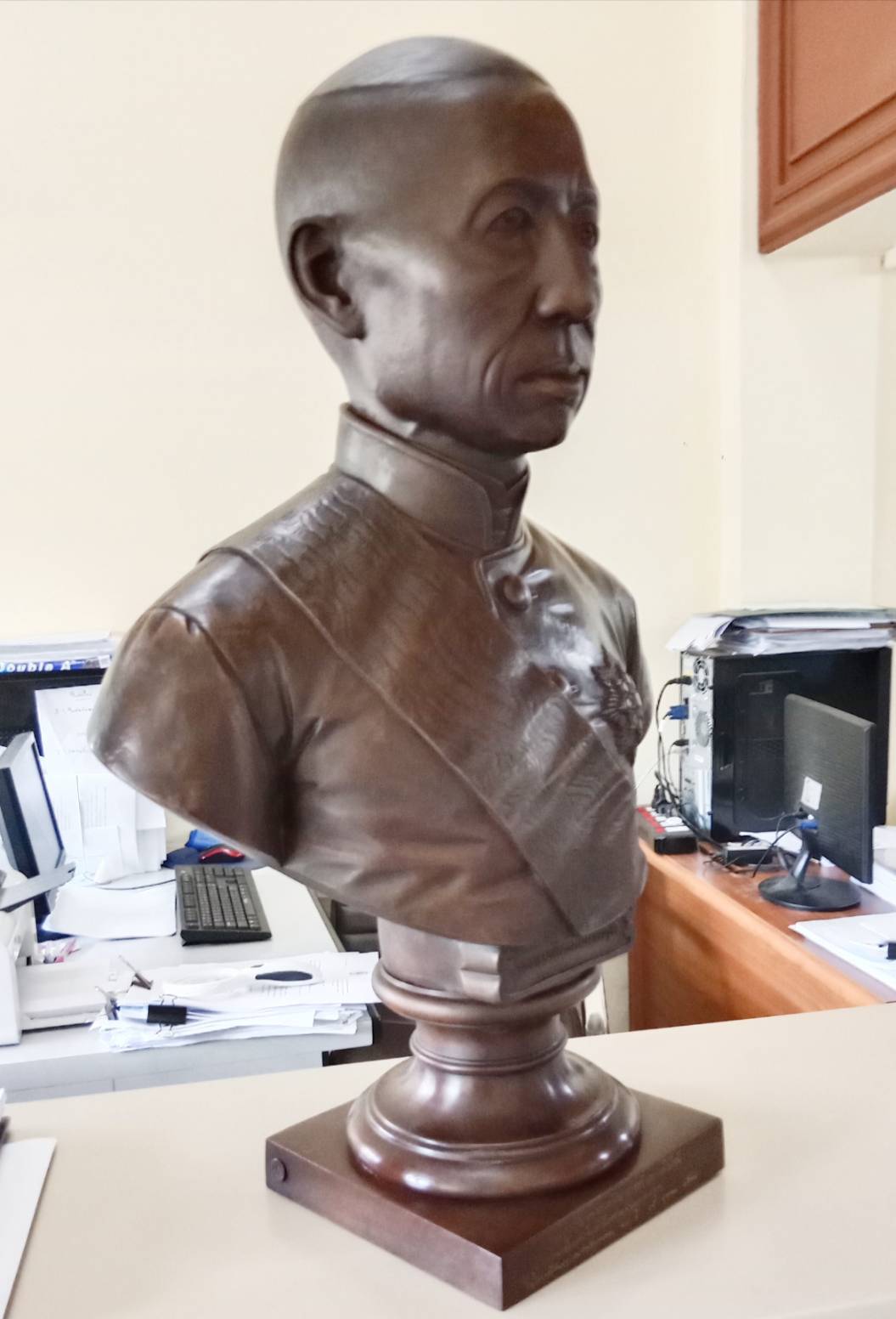 440.พระบรมรูปครึ่งพระองค์ รัชกาลที่4 พระบาทสมเด็จพระจอมเกล้าเจ้าอยู่หัว(องค์ใหญ่)